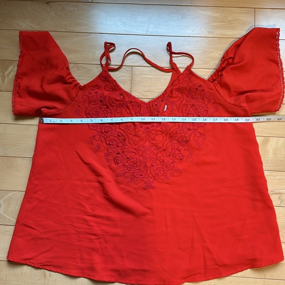 Open shoulder top with adjustable straps - Picture 5 of 6